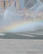 晉陽(yáng)湖噴泉
　　晉陽(yáng)湖公園是城市綜合型生態(tài)濱水公園，其景觀工程分為10大區(qū)域，有生態(tài)自然游覽區(qū)、僑鄉(xiāng)文化廣場(chǎng)區(qū)、古厝文化體驗(yàn)區(qū)、濕地生態(tài)科普區(qū)、城市文化廣場(chǎng)區(qū)、生態(tài)島休閑區(qū)、山林沙地游玩區(qū)和水上活動(dòng)區(qū)。 